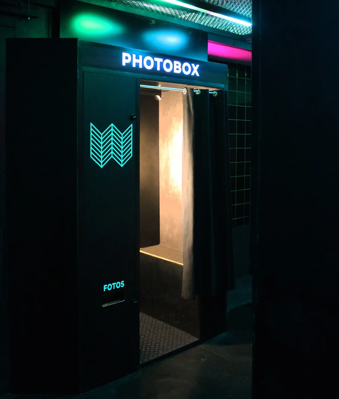 Classic Booth von Booth Boutique mit beleuchtetem Lichtkasten in einem Club