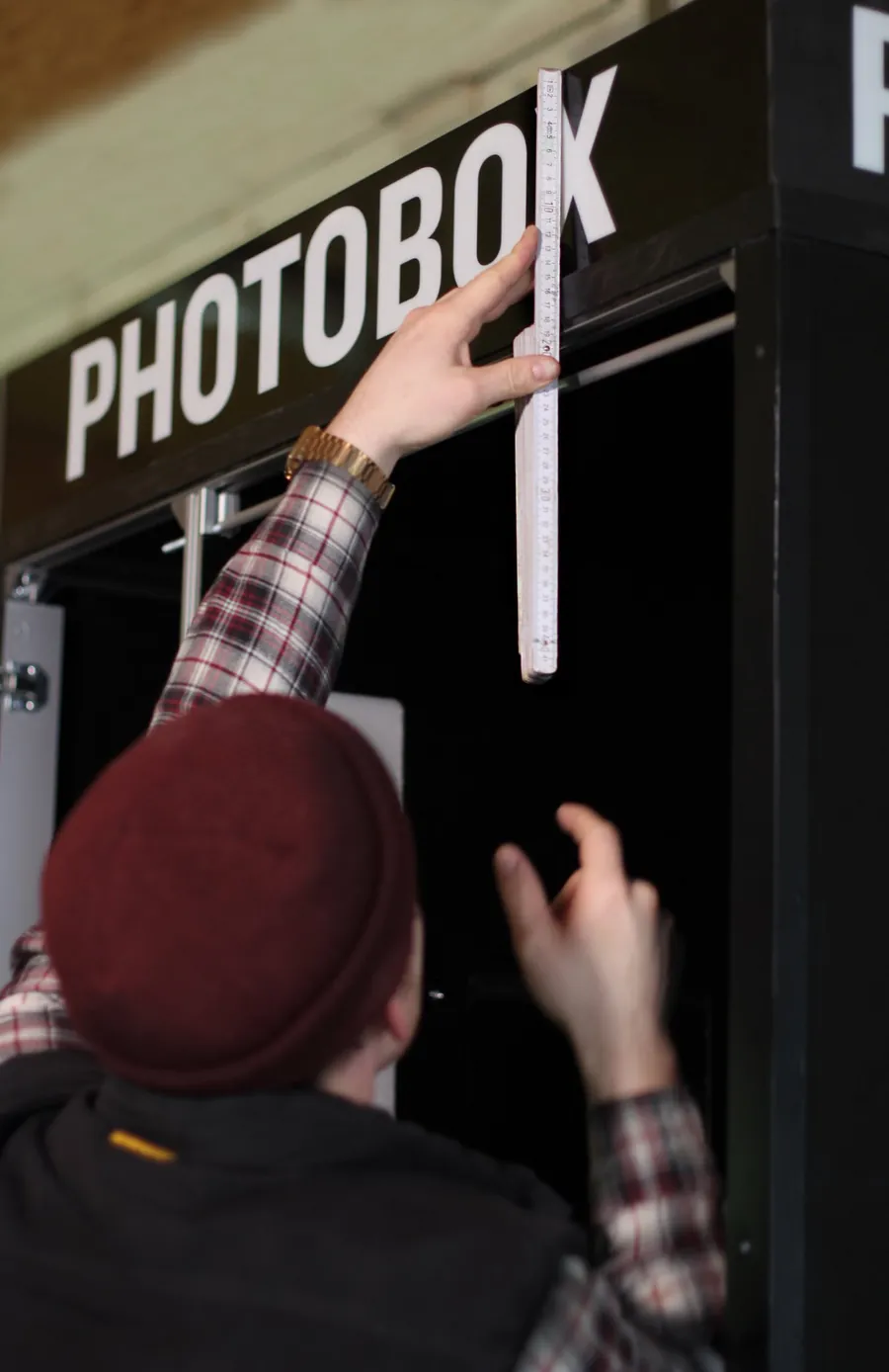 Maßkontrolle am beleuchteten Lichtkasten einer Fotobox