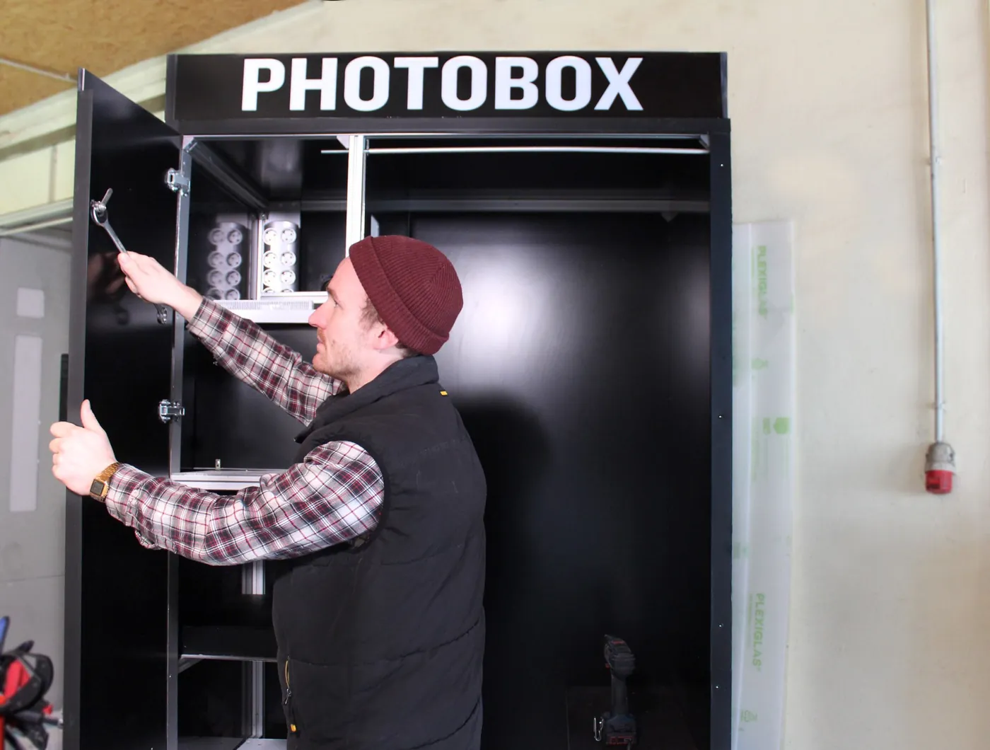 Technikeinbau an einer geöffneten Fotobox in der Werkstatt