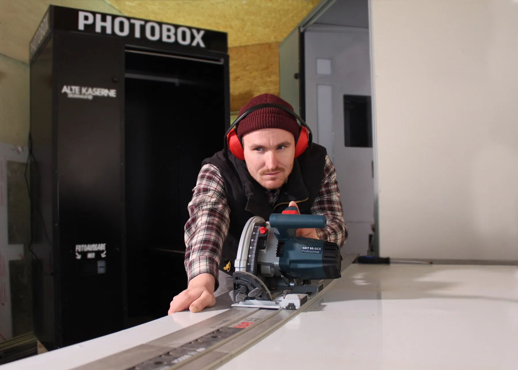 Plattenzuschnitt in der Werkstatt von Booth Boutique