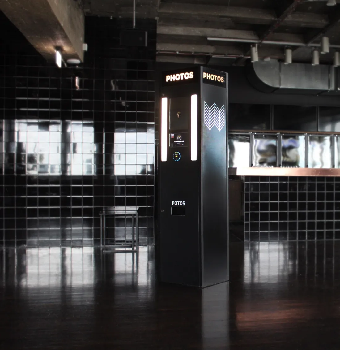 Tower Booth als freistehende Säule in einer Bar